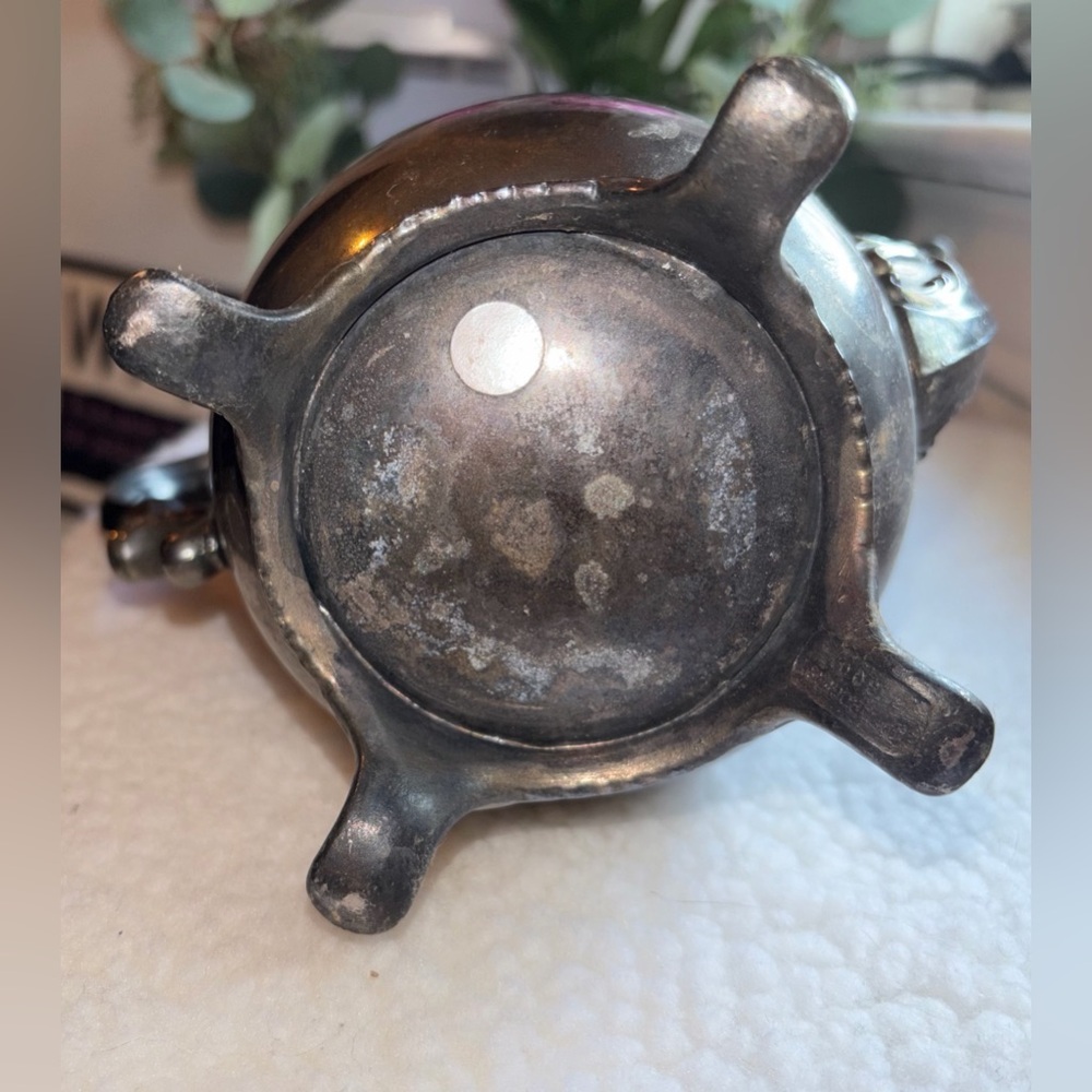 Vintage WM Rogers silverplate ornate footed teapot or coffee pot - Picture 8 of 9